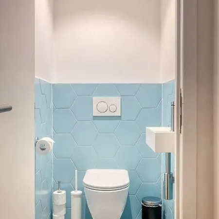 Ample 2-br In 아파트