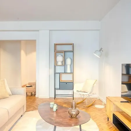 아파트 Ample 2-br In *